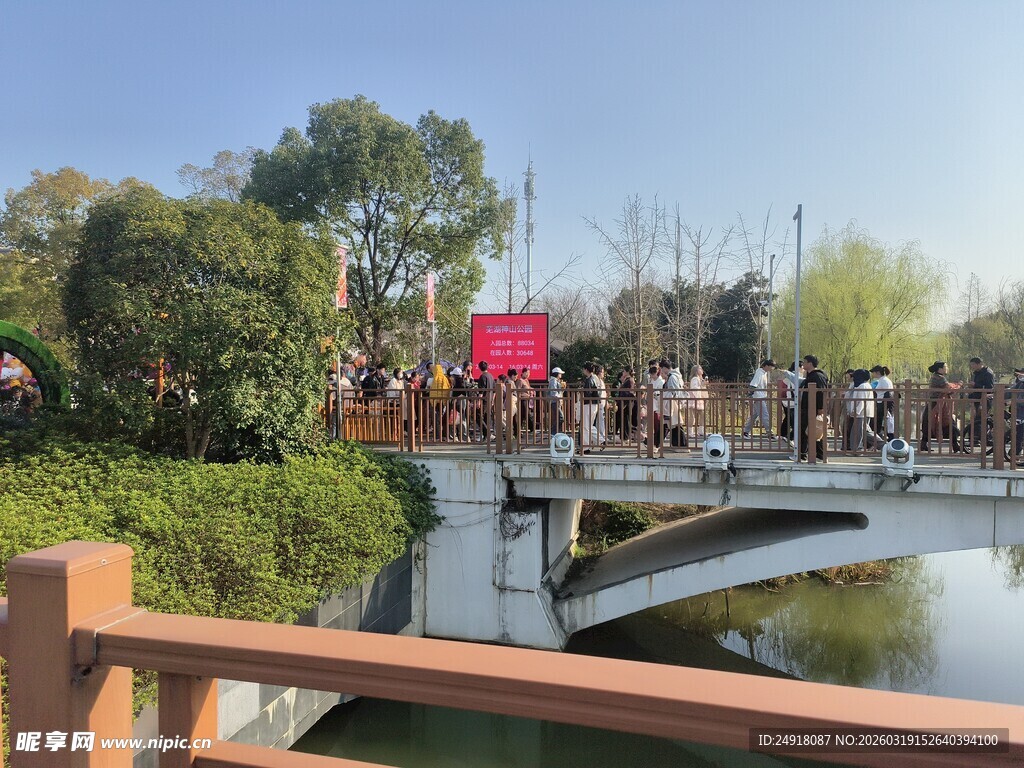 湖畔桥景 春日休闲好去处