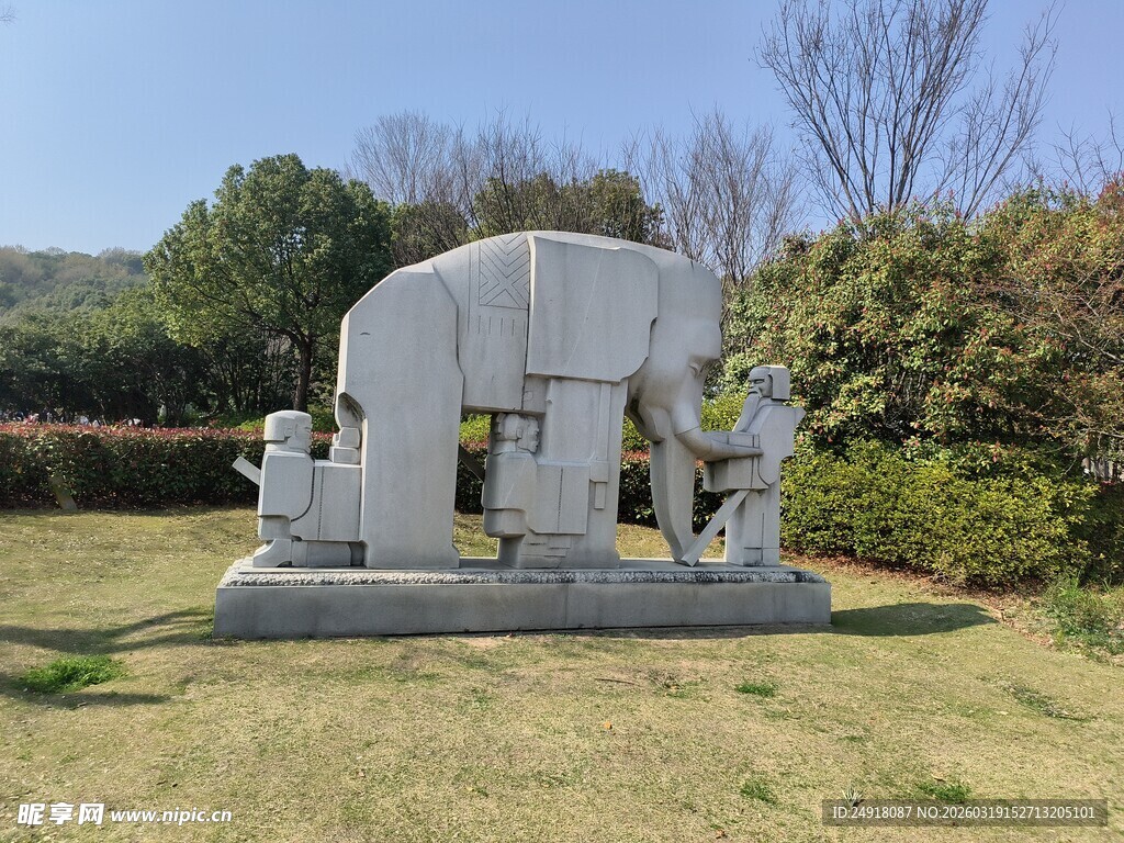 户外白色雕塑景观