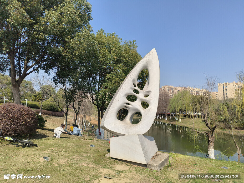 湖畔独特造型的白色雕塑