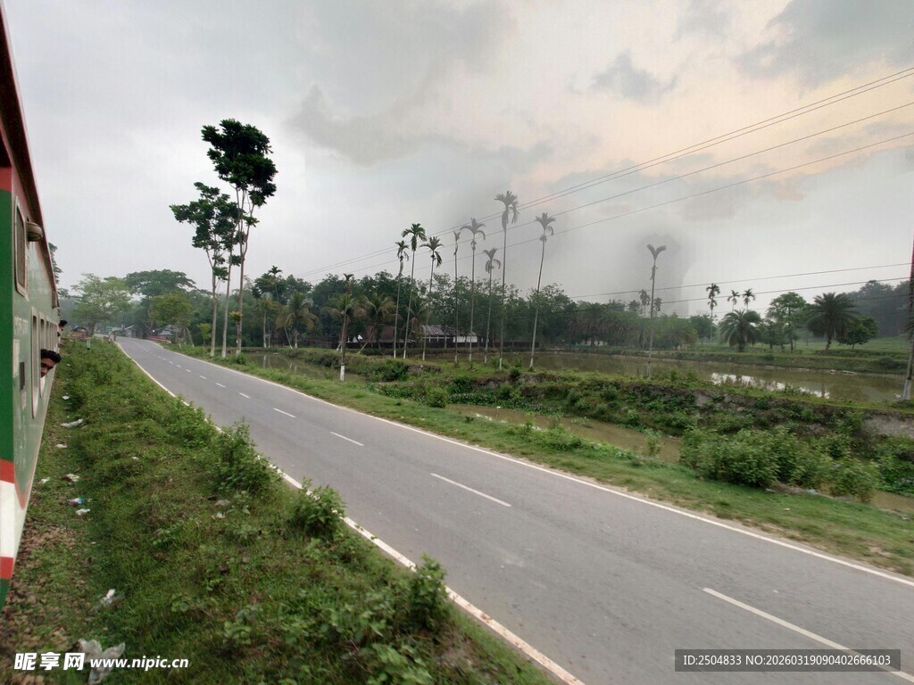 乡村公路边的开阔风景