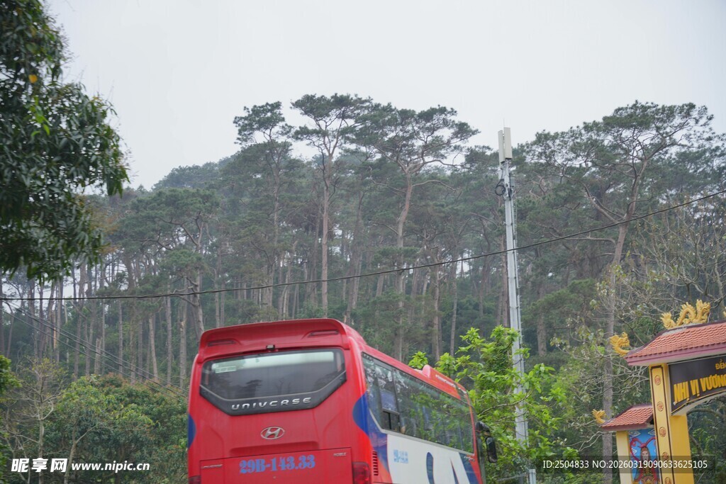 山林旁的红色车辆