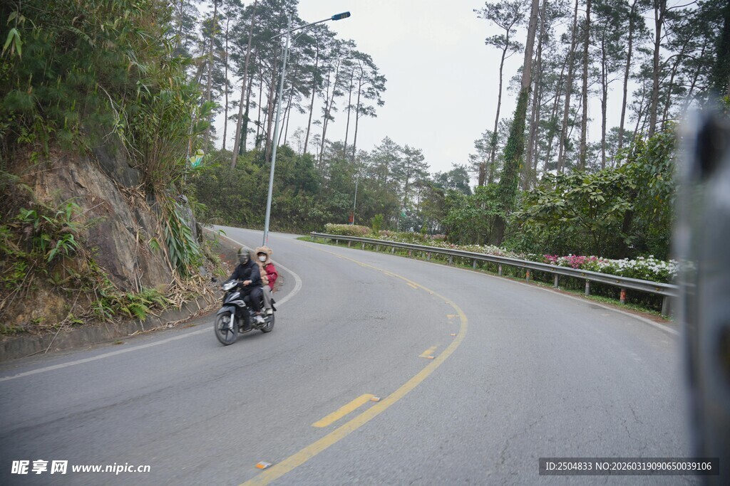 公路上骑行的摩托车手