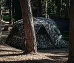 森林中的迷彩帐篷