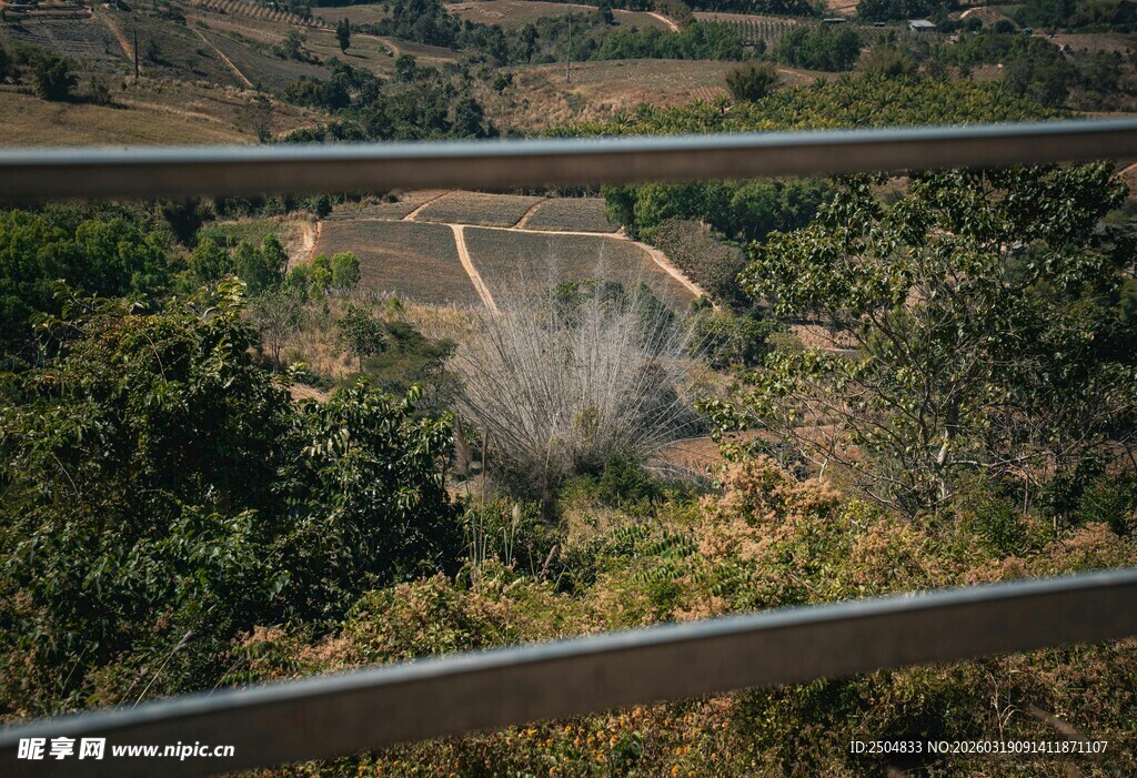 俯瞰山谷中的水坝景观