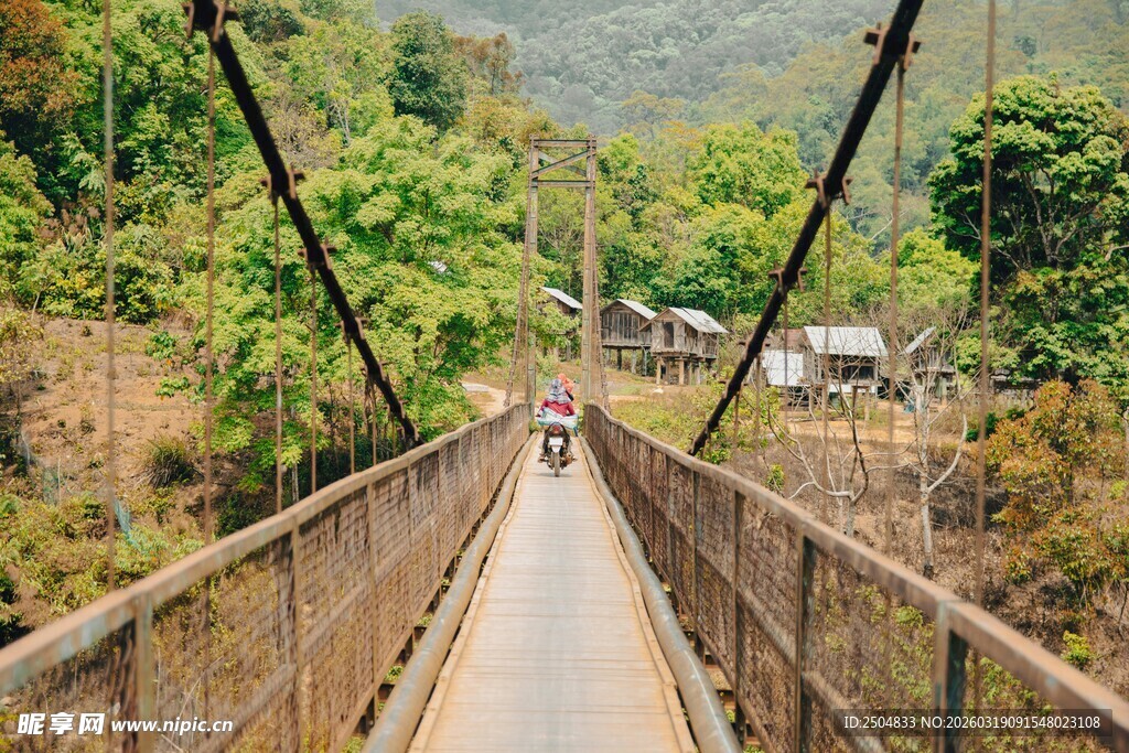 山间吊桥 自然清新景致