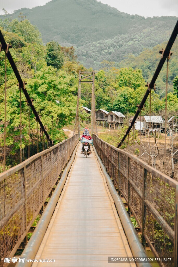 山间吊桥风景