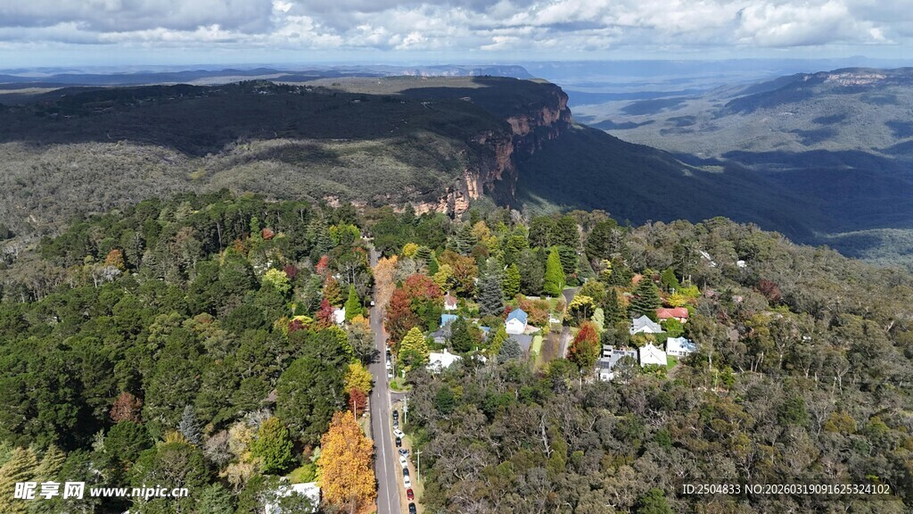 山间村落秋景航拍图