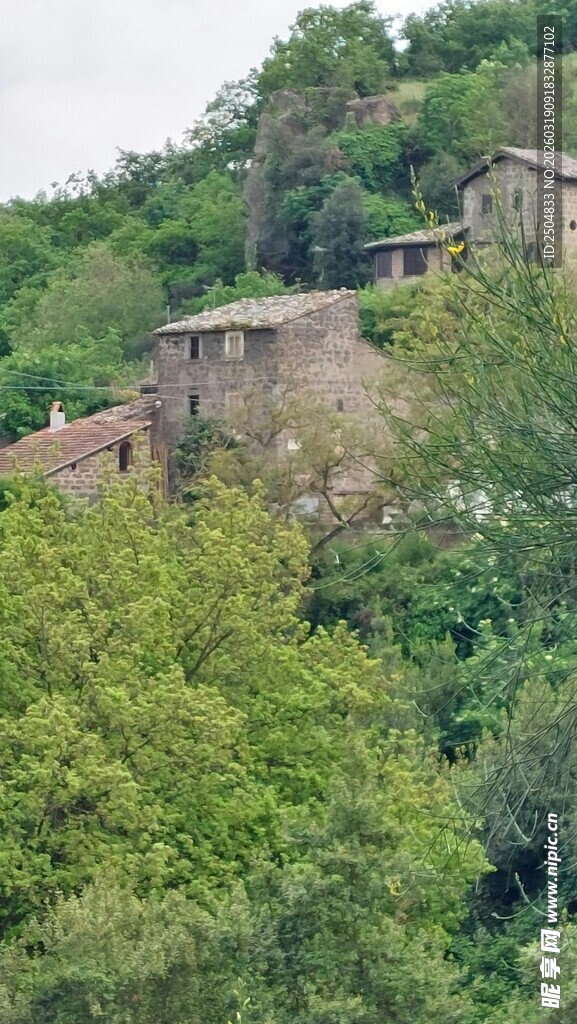 山间古建隐于葱郁绿树中