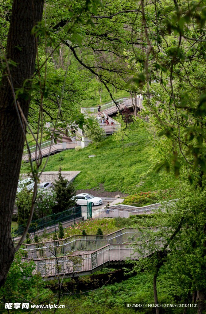 山间绿意中的蜿蜒建筑