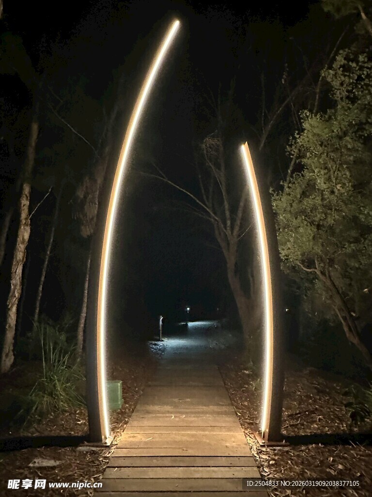 夜间弧形灯光步道景观