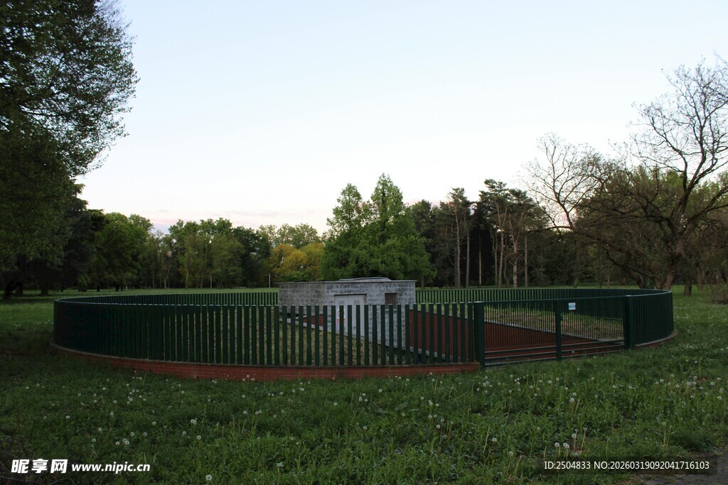 户外围栏环绕的静谧场地