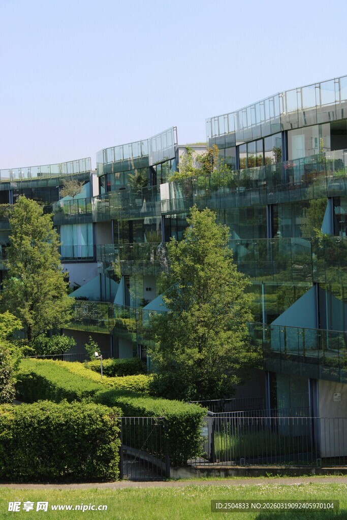 现代绿植环绕的多层建筑