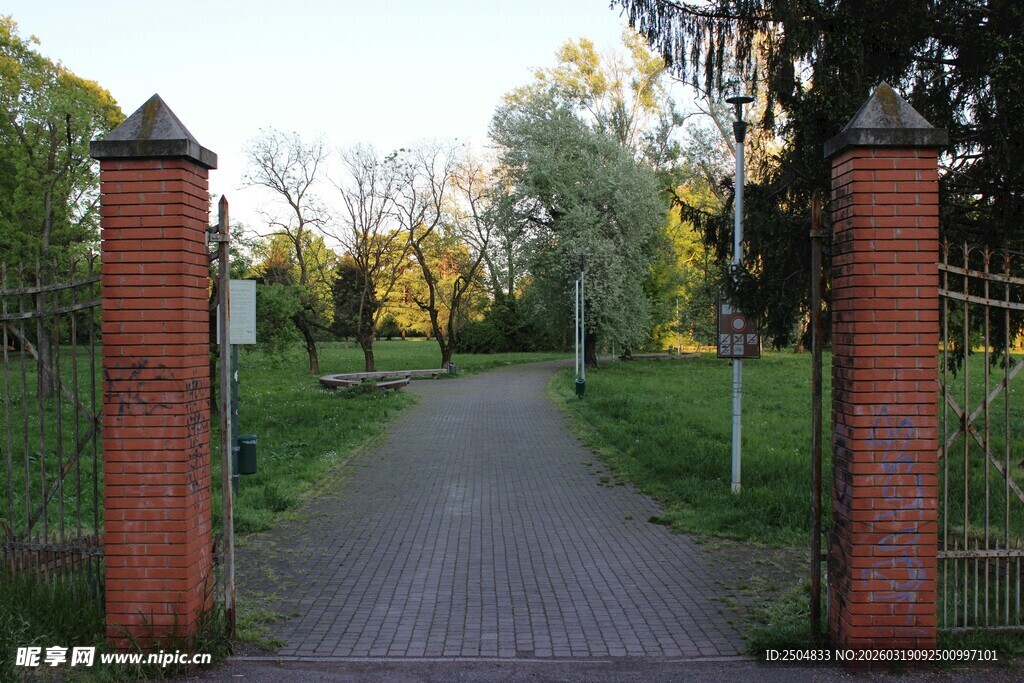 红砖门后的幽静小路