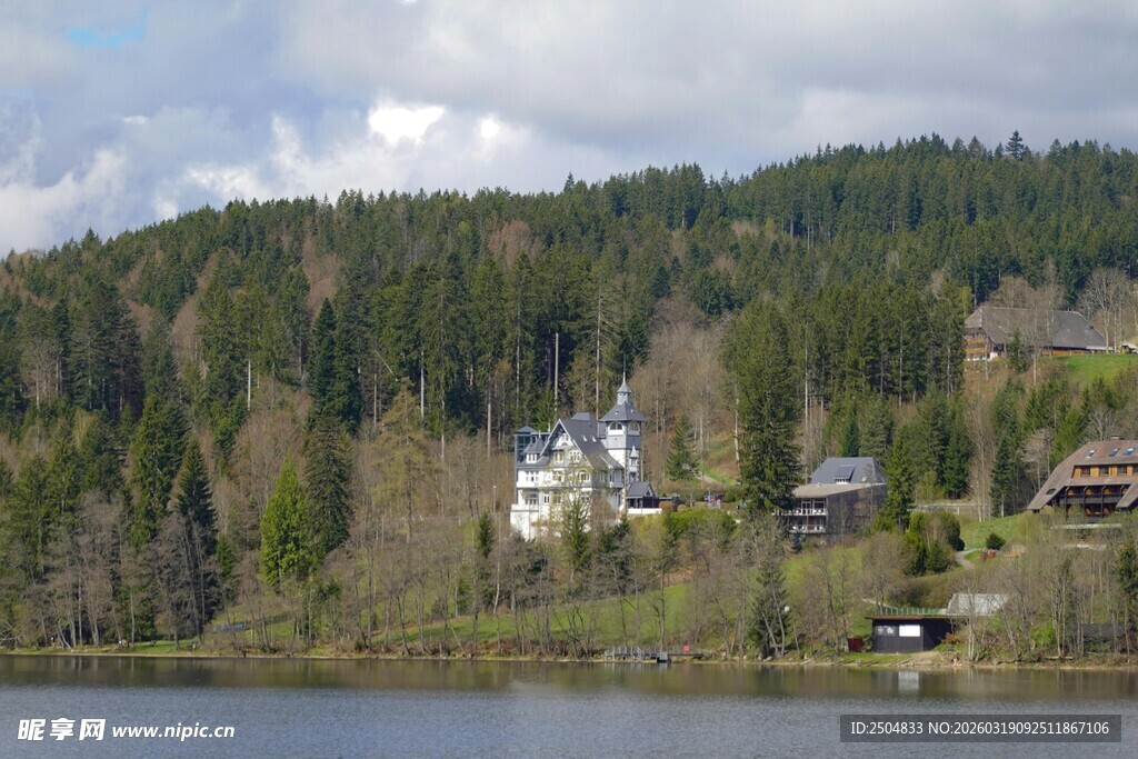 湖畔山林中的静谧小屋
