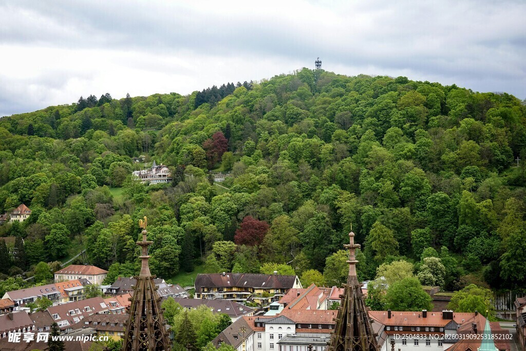 山间城镇 绿意环绕的美景
