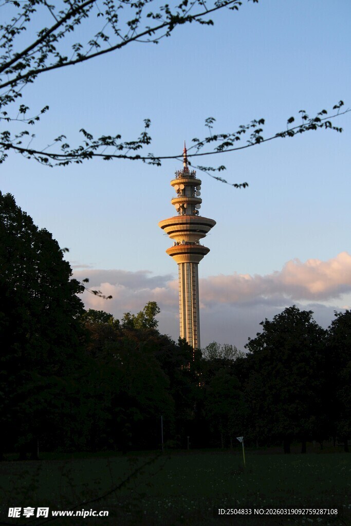 黄昏中的高耸电视塔