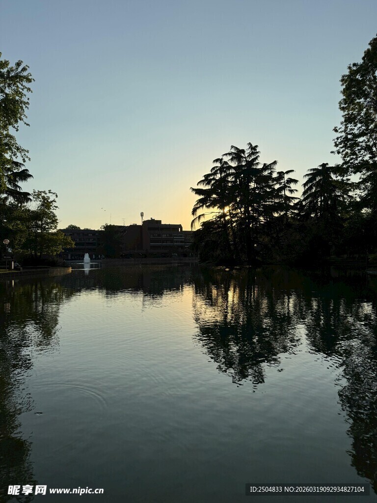 湖畔黄昏美景