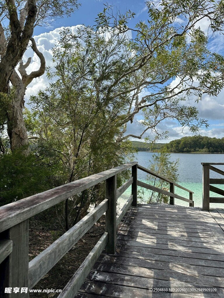 湖畔木栈道风景