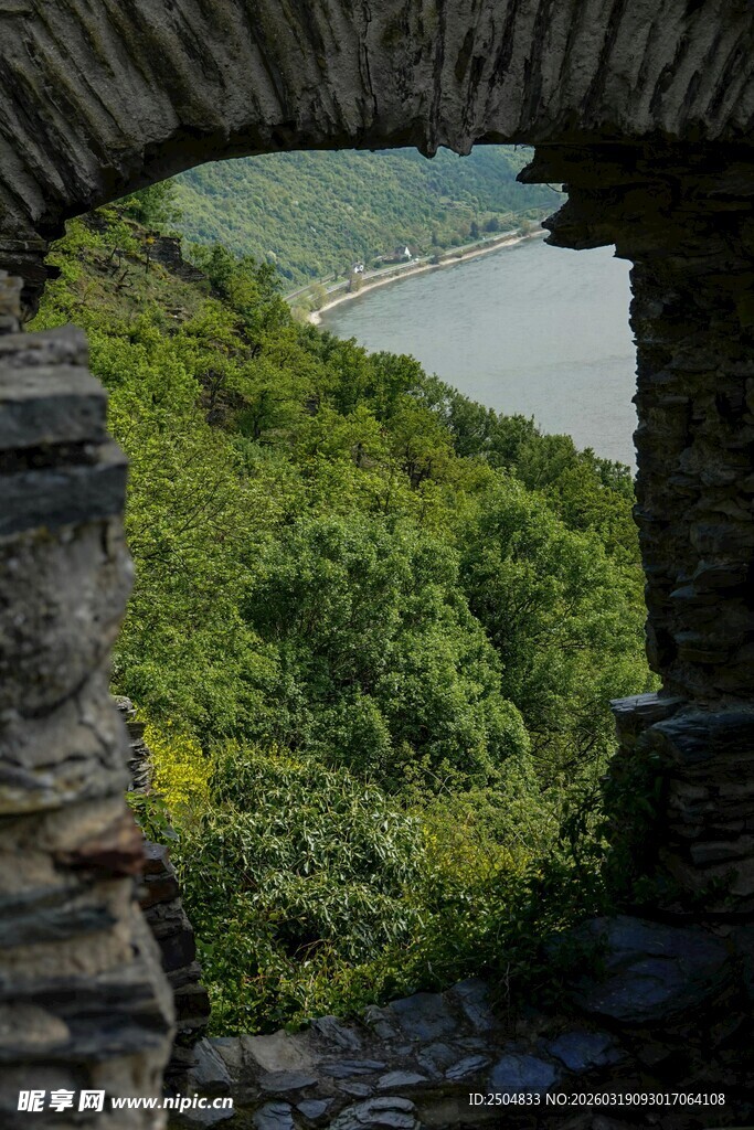 石拱下的绿意山水景观