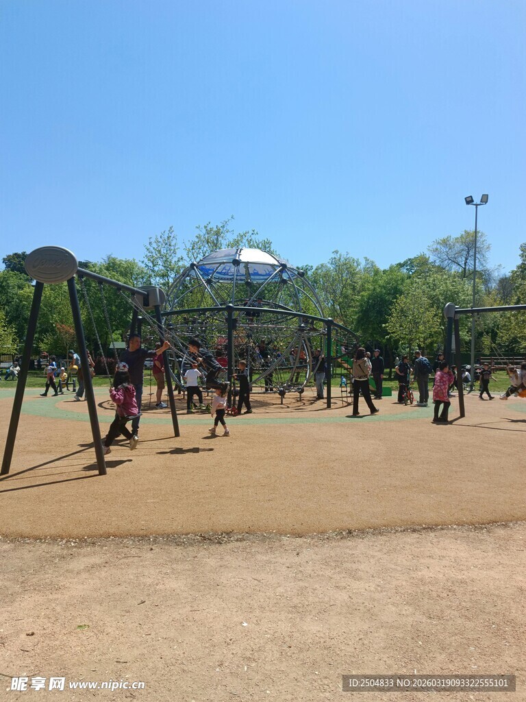 户外公园中的休闲健身场景