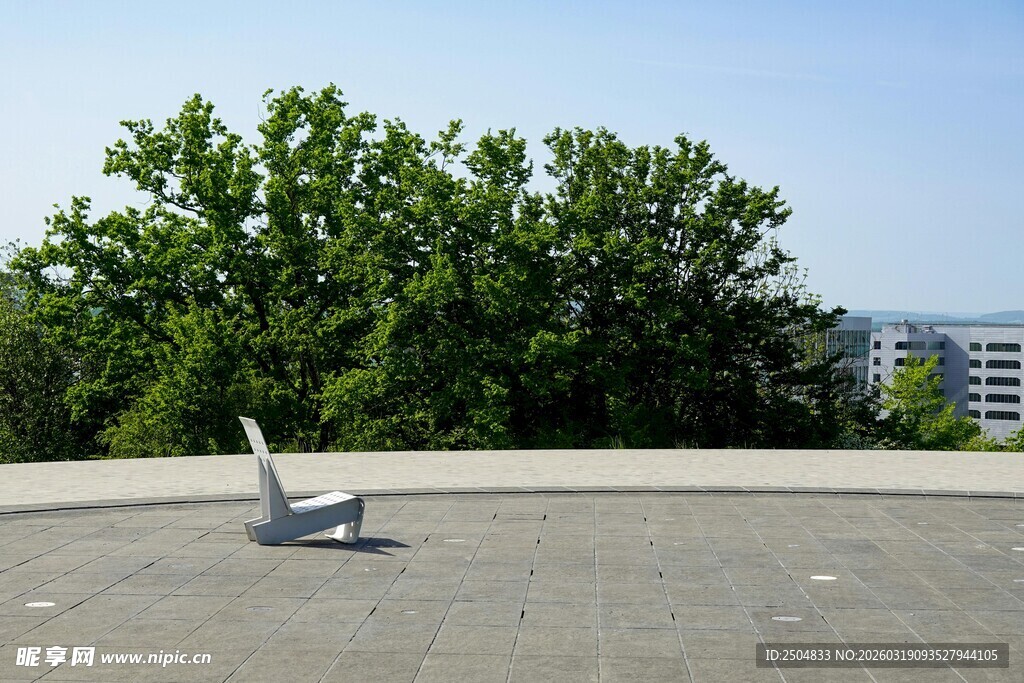 屋顶独椅 绿树相伴