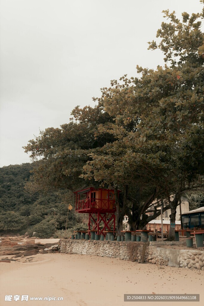 海边绿树旁的红色设施
