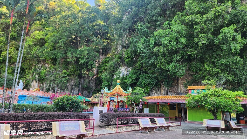 山林中的寺庙景观