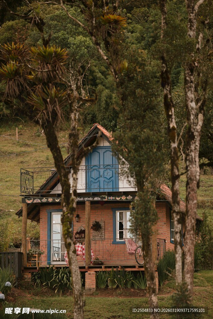 林间红顶小屋