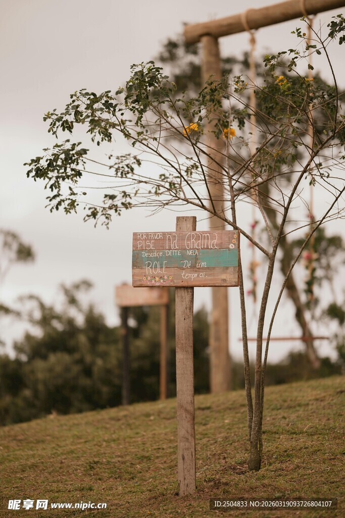 户外指示牌指引前行方向