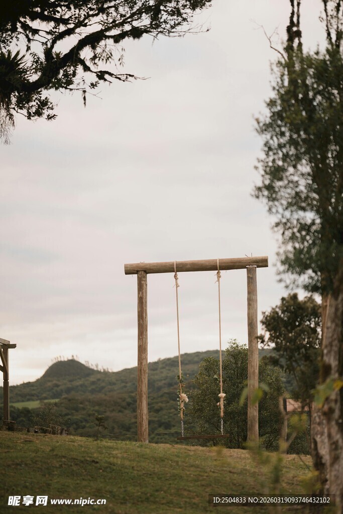 户外木质秋千架风景