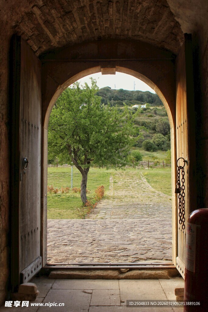 透过拱门望田园风光