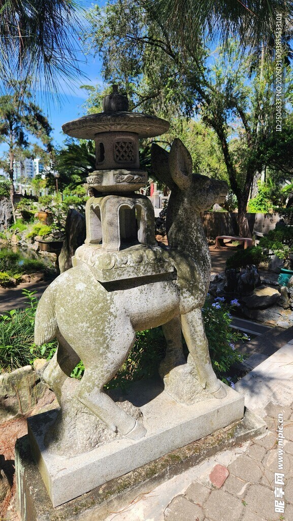 古朴石灯笼 园林景致美