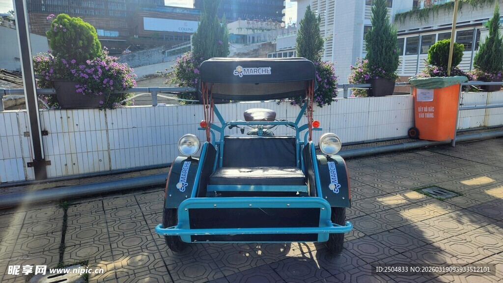 蓝色清洁车停于户外区域