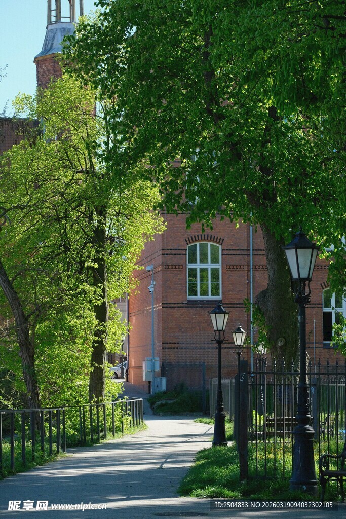 绿树环绕的红砖建筑