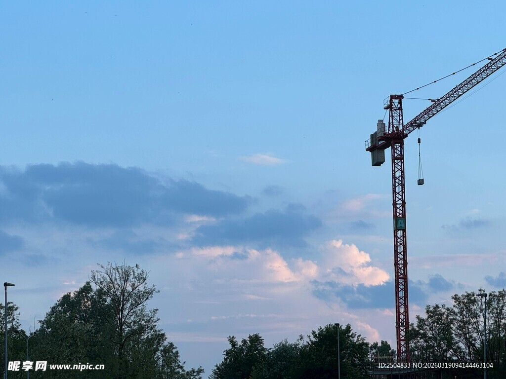 黄昏下的塔式起重机