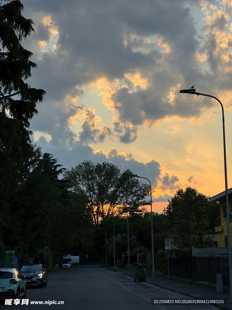黄昏街道的美丽天空景色