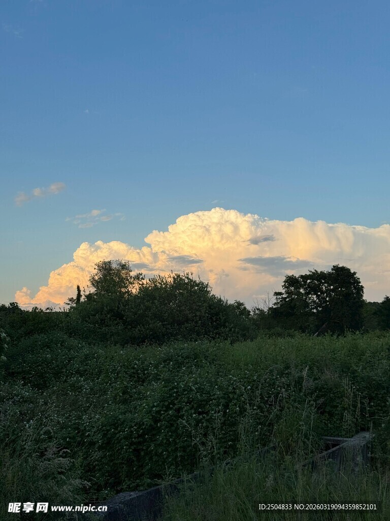 夕阳下的田野与云朵