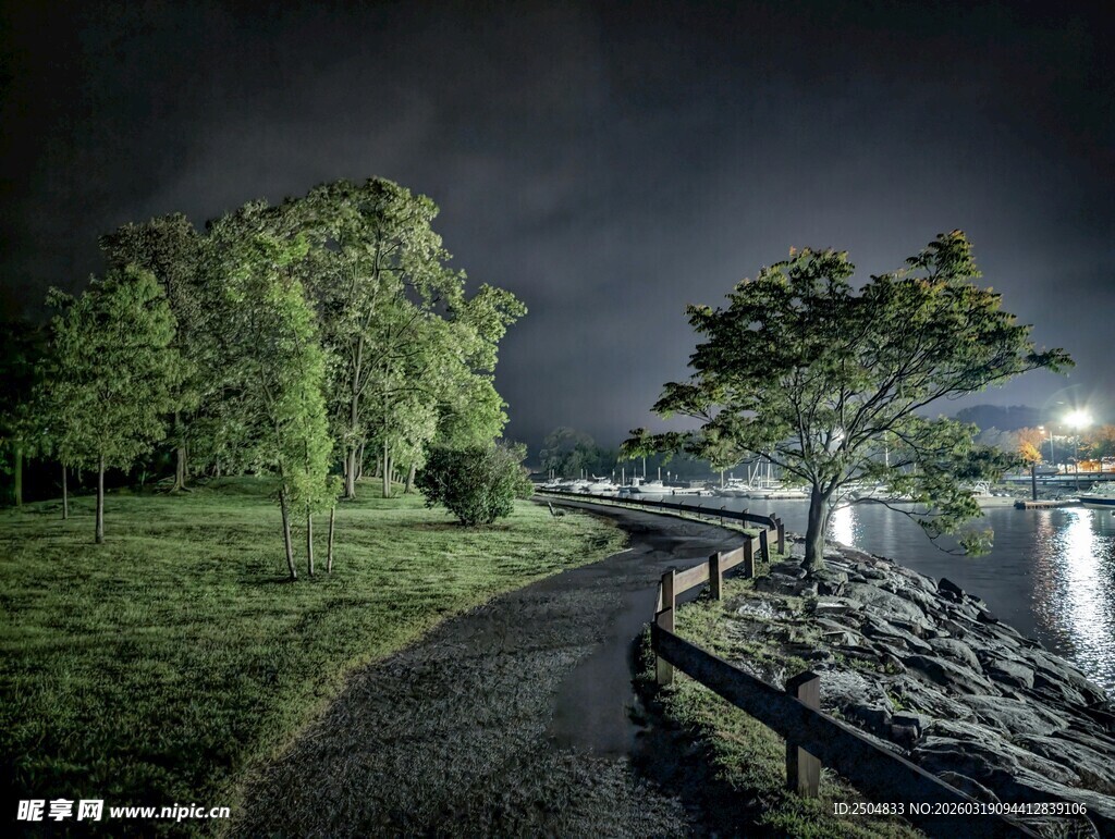 夜晚河畔公园静谧景致