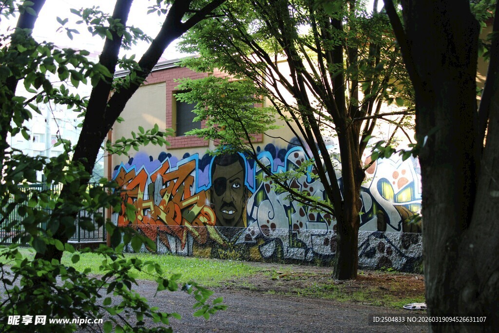 街头多彩涂鸦艺术景观