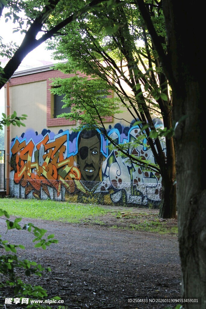 户外彩色涂鸦墙景观