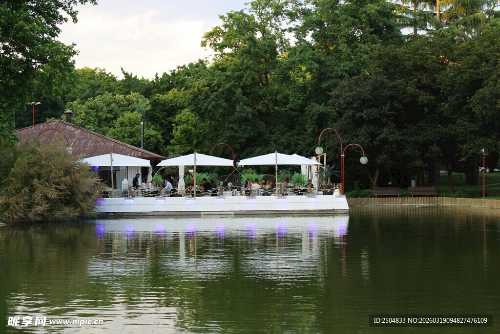 湖畔优雅户外休闲场景
