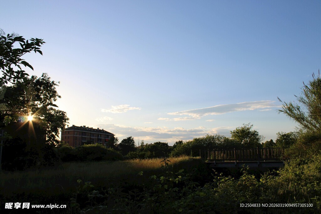 黄昏下的田野风光