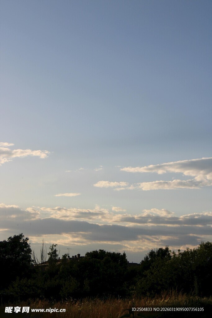 黄昏时分的田野与天空