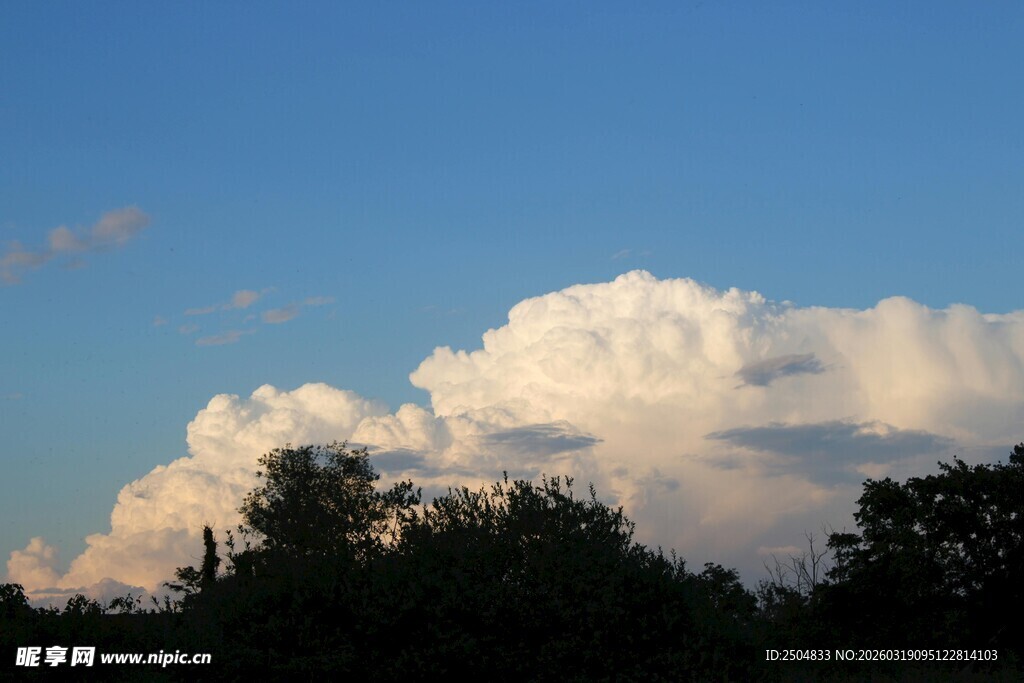 蓝天之下的蓬松白云