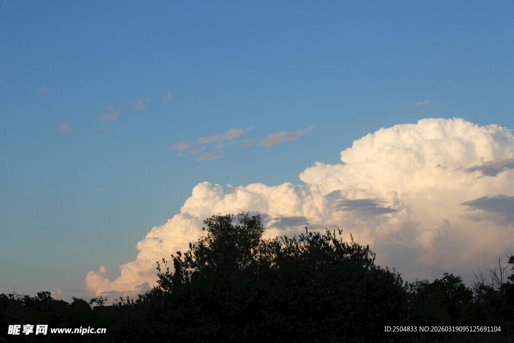 蓝天之下的蓬松云朵