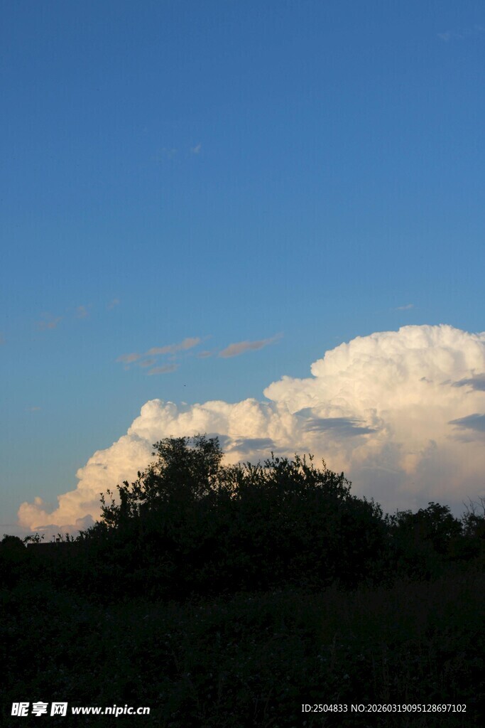 蓝天之下的蓬松云朵