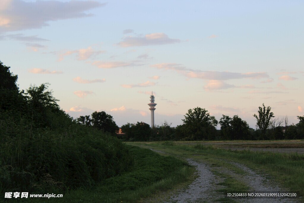 乡间小路的黄昏美景