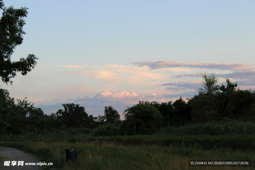 黄昏时分的林间小道