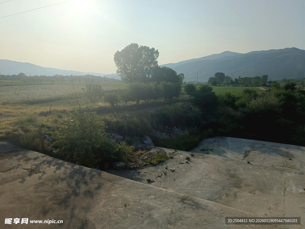 夕阳下的开阔田野风光