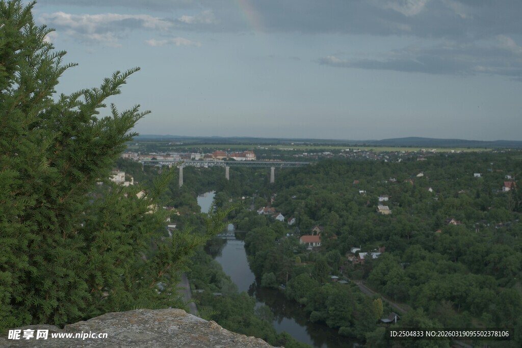俯瞰葱郁山林与蜿蜒河流